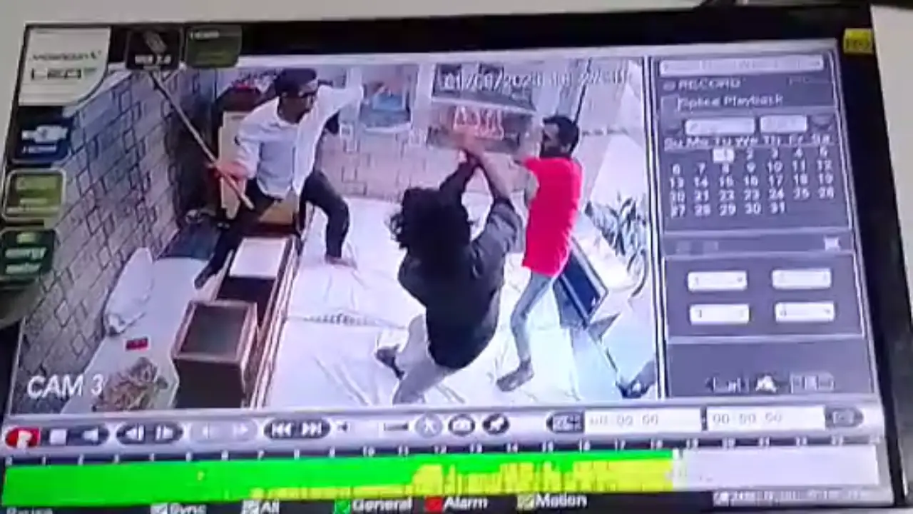 The morale of the criminals is high, entering the bullion shop in broad daylight and fighting with the businessman